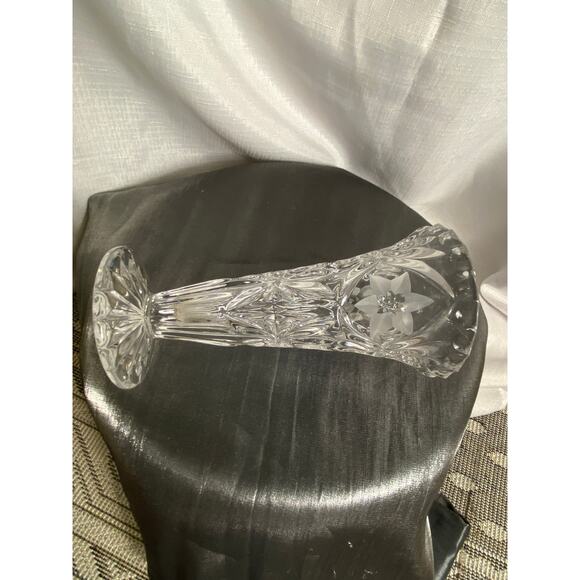 Vintage Crystal Clear Glass Vase with Etched Flower 8 in tall EUC - Picture 12 of 13